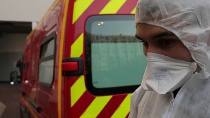 Avec désormais près de 400 interventions par jour en Île-de-France, les pompiers sont également en première ligne pour lutter contre l'épidémie de coronavirus. Immersion avec la caserne de Ménilmontant, à Paris, ce dimanche 29 mars. (France 2)