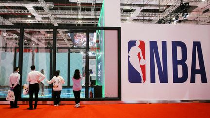 Le&nbsp;protocole sanitaire anti-Covid que la NBA souhaite imposer pour la prochaine saison régulière s'annonce particulièrement contraignant pour les basketteurs non-vaccinés. (STR / AFP)