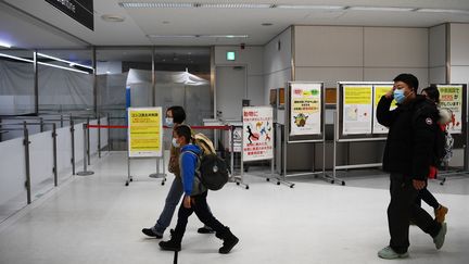 Des passagers arrivent à l'aéroport de Wuhan (Chine), le 23 janvier 2020. (CHARLY TRIBALLEAU / AFP)