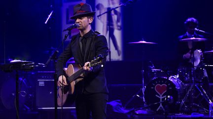 Mathias Malzieu, chanteur et musicien de Dionysos et romancier. Concert au studio 105 de Radio France,dans l'émission de Laurent Goumarre "Le nouveau rendez-vous", le 15 février 2016. (CHRISTOPHE ABRAMOWITZ - RADIO FRANCE)