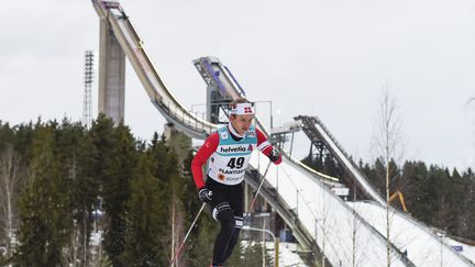 Le Danois Jens Hulgaard passe devant les deux tremplins de Lahti (Finlande) lors des qualifications pour le 10 km individuel hommes, le 22 février (JONATHAN NACKSTRAND / AFP)