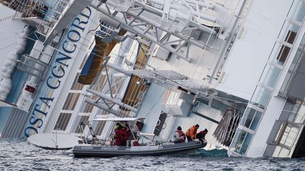 Les recherches continuent, dimanche 15 janvier, deux jours apr&egrave;s l'&eacute;chouement du paquebot de croisi&egrave;re italien "Costa Concordia" au large de la Toscane (Italie). (GREGORIO BORGIA / AP / SIPA)