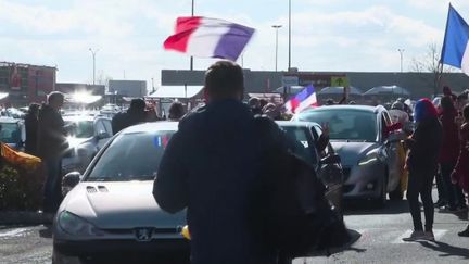 Le&nbsp;"convoi de la liberté"&nbsp;approche de Paris malgré l’interdiction de la préfecture. Un mouvement qui est&nbsp;composé&nbsp;d’opposants aux restrictions sanitaires,&nbsp;mais pas seulement.&nbsp; (FRANCE 2)