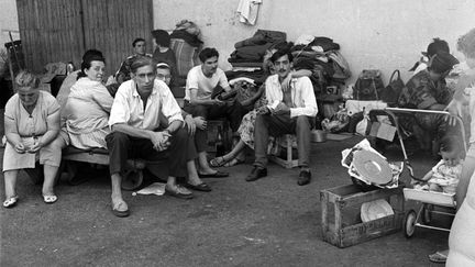 Des pieds-noirs attendant d'embarquer pour la France, à Oran (Algérie) le 7 juillet 1962 (- / UPI)