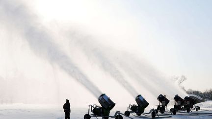 D&egrave;s le d&eacute;but du mois de d&eacute;cembre, des milliers d'ouvriers commencent &agrave; d&eacute;couper des blocs de glace provenant de la rivi&egrave;re voisine, la Songhua tandis que les canons &agrave; neige s'activent. (CHINE NOUVELLE / SIPA)