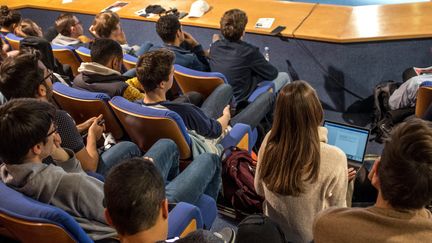 Des étudiants dans un amphithéatre d'une école de commerce à Cergy-Pntoise (Val-d'Oise). (BRUNO LEVESQUE / MAXPPP)