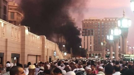 Des fidèles saoudiens rassemblés autour du lieu de l'explosion d'un kamikaze, près de la mosquée du prophète à Médine, le 4 juillet 2016. (Noor Punasiya/AP/SIPA)