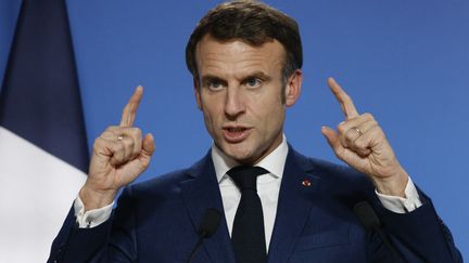 Le président français, Emmanuel Macron, à l'issue d'un sommet européen, à Bruxelles (Belgique), le 15 décembre 2022. (LUDOVIC MARIN / AFP)