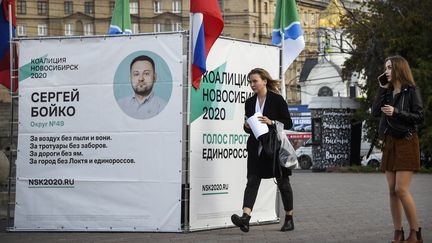 Affiches de Sergeï Boïko, candidat de la Fondation d'Alexei Navalny pour les élections régionales du 13 septembre 2020, à Novossibirsk (Russie) (ALEXANDER NEMENOV / AFP)