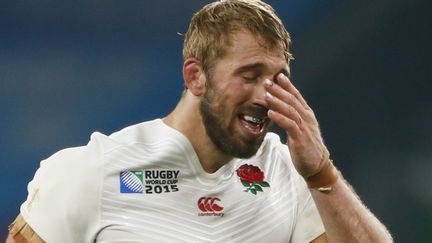 Le capitaine anglais Chris Robshaw d&eacute;pit&eacute; apr&egrave;s la d&eacute;faite de son &eacute;quipe contre l'Australie, qui &eacute;limine l'Angleterre du tournoi, le 3 octobre 2015 &agrave; Twickenham.&nbsp; (? REUTERS STAFF / REUTERS / X01095)