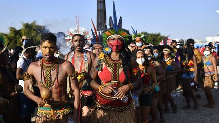 Des peuples indigènes brésiliens lors de la manifestation vers la cour suprême à Brasilia (Brésil), le 25 août 2021.&nbsp; (MATEUS BONOMI / AGIF / AFP)