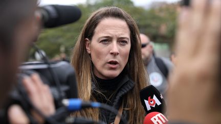 Maggy Biskupski, lors d'un rassemblement devant la mairie de&nbsp;Viry-Châtillon, le 8 octobre 2017. (GUILLAUME GEORGES / RADIOFRANCE)