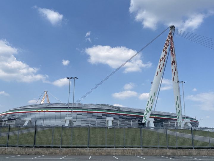 L'Allianz Stadium près de Turin, encore désert, se prépare doucement à la reprise du foot en Italie. (FANNY LECHEVESTRIER / RADIO FRANCE)