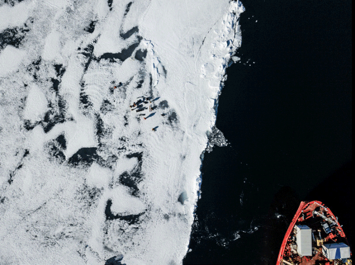 La garde côtière canadienne ravitaille les communautés et contrôle letrafic maritime. (KADIR VAN LOHUIZEN / GEO)