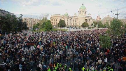 Les Serbes manifestent contre la violence dans leur pays, le 8 mai 2023 à Belgrade. (MILOS MISKOV / ANADOLU AGENCY / AFP)