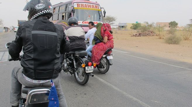 &nbsp; (Trois, parfois quatre personnes sur un deux roues, tout est possible en Inde © S. Martin)