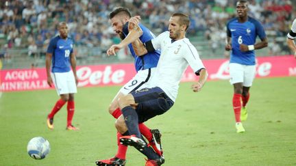 Olivier Giroud aux prises avec le défenseur italien Chiellini (LP/OLIVIER ARANDEL / MAXPPP)