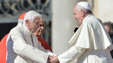 Le pape émérite Benoît XVI et le Pape François, au Vatican, en septembre 2014. (TIZIANA FABI / AFP)