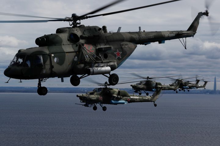 Hélicoptères russes dans le ciel de Saint-Pétersbourg lors d'une répétition pour le défilé aérien prévu dans le cadre de la célébration du Jour de la Victoire, le 7 mai 2020. Evènement marquant le 75e anniversaire de la victoire contre l'Allemagne nazie, à l'issue de la Seconde guerre mondiale. (REUTERS - ANTON VAGANOV / X06532)