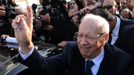 Le candidat &agrave; la pr&eacute;sidentielle tunisienne, B&eacute;ji Ca&iuml;d Essebsi, quitte le bureau de vote, &agrave; Tunis, dimanche 23 novembre 2014.&nbsp; (MOHAMED HAMMI / SIPA)