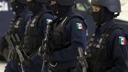 Des femmes de la police fédérale mexicaine, à Mexico, le 15 juin 2010. (AFP PHOTO/Luis Acosta)