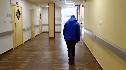 Un patient dans un couloir d'hôpital à Nancy. (ALEXANDRE MARCHI / MAXPPP)