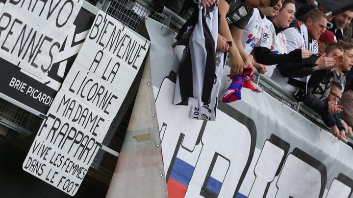 Une pancarte adressée à Stéphanie Frappart par des supporters amiénois pour sa première en Ligue 1, le 28 avril 2019 à Amiens (Somme). (MAXPPP)