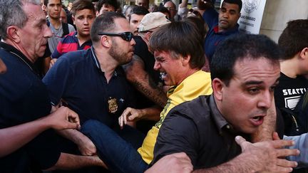 Jair Bolsonaro, candidat de l'extrême droite à la présidentielle d'octobre au Brésil, est transporté après avoir été blessé à l'arme blanche le 6 septembre 2018 à Juiz de Fora (sud-est). (FABIO MOTTA / ESTADAO CONTEUDO / REUTERS)