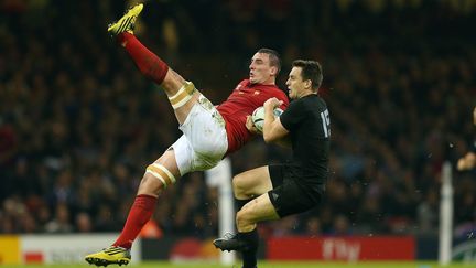 Les joueurs Scott Spedding du XV de France (&agrave; gauche) et&nbsp;Conrad Smith des All Blacks, en quarts de finale de la coupe du monde de rugby le 17 octobre 2015 &agrave; Cardiff (Grande-Bretagne). (KIERAN MCMANUS / BACKPAGE IMAGES LTD / AFP)