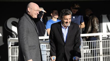 Le président de la Fédération française de rugby Bernard Laporte et Mohed Altrad, président du&nbsp;Montpellier Hérault Racing&nbsp;à l'Altrad stadium de Montpellier en février 2017.&nbsp; (FRANCK PENNANT / AFP)