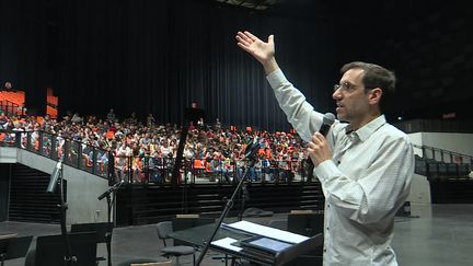 C'est Luciano Bibiloni, le directeur artistique et musical de la Maîtrise de l'Opéra national du Rhin qui guide les 1000 choristes. (France 3 Alsace)