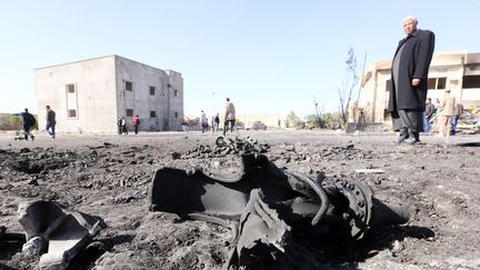 Un homme observe le lieu de l'attentat suicide qui a fait plus de 50 morts à Zliten, dans l'ouest de la Libye, le 7 janiver 2016. (MAHMUD TURKIA / AFP)