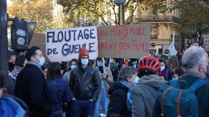 Des personnes manifestent contre la proposition de loi de "sécurité globale" et les violences policières, le 28 novembre 2020, à Paris. (MYRIAM TIRLER / HANS LUCAS / AFP)