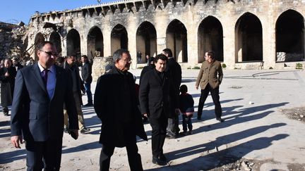 Les députés Les Républicains Thierry Mariani (au centre) et Nicolas Dhuicq (à droite), visitent l'ancienne mosquée des Omeyyades à Alep (Syrie), vendredi 6 janvier. (GEORGE OURFALIAN / AFP)