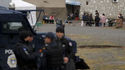 Une unité d'opérations spéciales de la police du Kosovo patrouille dans la zone proche du poste frontière entre le Kosovo et la Serbie à Jarinje, Kosovo, 28 septembre 2021.&nbsp; (VALDRIN XHEMAJ / EPA)