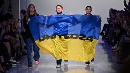 Trois stylistes ukrainiens défilent à la London Fashion Week ah 2023-24, à Londres le 21 février 2023 (JUSTIN TALLIS / AFP)