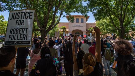 Des manifestants protestent devant les bureaux du shérif du Comté de Palmsdale (États-Unis) pour réclamer justice pour Robert Fuller, un Afro-Américain retrouvé pendu sous un arbre, le 10 juin 2020. (APU GOMES / AFP)