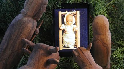 Une crèche de Noël, à Strasbourg pour un Noël dont on se souviendra longtemps, mais qui reste la fête des enfants.&nbsp; (JEAN-MARC LOOS / MAXPPP)