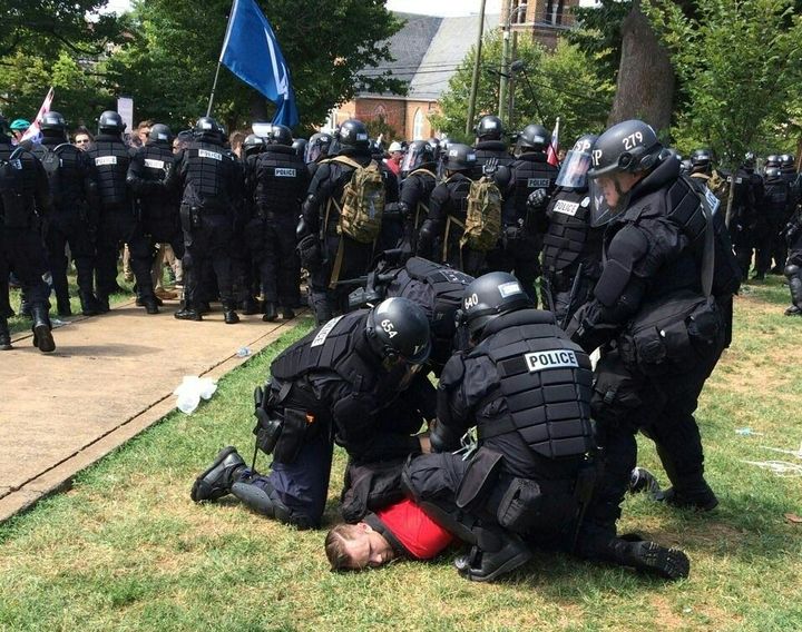 Des policiers de l'Etat de Virginie ont arrêté plusieurs personnes dans le parc prévu pour le rassemblement d'extrême-droite, samedi 12 août 2017 à Charlottesville (Etats-Unis), qui entendent protester contre la dépose d'une statue du général sudiste Lee. (VIRGINIA STATE POLICE / AFP)