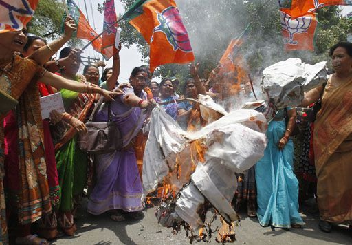 Le 31 mai 2014, à Allahabad, dans l'Uttar Pradesh, des femmes brûlent l'effigie de Akhilesh Yadav, le chef du gouvernement de l'Etat (REUTERS / JITENDRA PRAKASH)