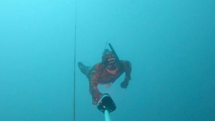 Un apnéiste chasse les épaves au fond de la mer