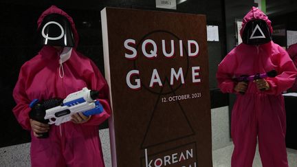 Lors d'un événement au centre culturel coréen d'Abu Dhabi&nbsp;autour de la série à succès de Netflix "Squid Game", le 12 octobre 2021. (GIUSEPPE CACACE / AFP)