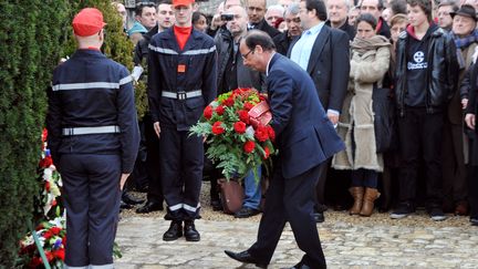 Fran&ccedil;ois Hollande d&eacute;pose une gerbe devant la tombe de Fran&ccedil;ois Mitterrand &agrave; Jarnac (Charente) le 8 janvier 2012. (PIERRE ANDRIEU / AFP)