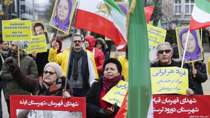 Des personnes manifestent à Bruxelles, le 3 janvier 2018, en soutien aux Iraniens qui protestent dans leur pays.&nbsp; (THIERRY ROGE / BELGA / AFP)