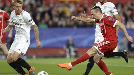 Franck Ribéry sous le regard de Steven N'Zonzi (CRISTINA QUICLER / AFP)