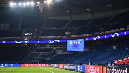 La pelouse du Parc des Princes vide, après l'arrêt de la rencontre entre le PSG et Istanbul&nbsp;Basaksehir, le 8 décembre 2020. (FRANCK FIFE / AFP)