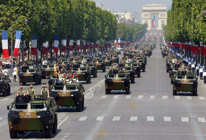 Les chars descendent les Champs-Élysées,&nbsp;pour le traditionnel&nbsp;défilé du 14-Juillet. (JACQUES DEMARTHON / AFP)