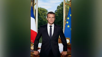 Le portrait officiel d'Emmanuel Macron. (Capture d'écran Twitter.)