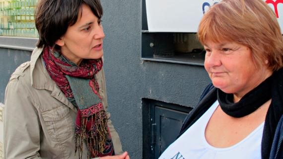 Nathalie Arthaud avec Nicole, la "Marianne des ch&ocirc;meurs", lors d'une rencontre avec une association &agrave; Thionville (Moselle), dimanche 6 novembre 2011. (SALOME LEGRAND / FTVI)