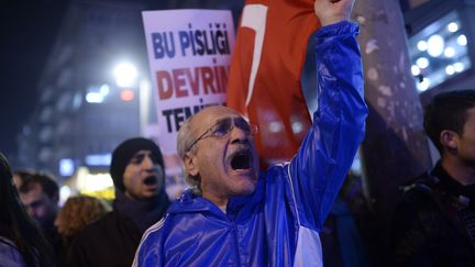 A Istambul (Turquie), des manifestants r&eacute;clament la d&eacute;mission du gouvernement apr&egrave;s un scandale de corruption, le 25 d&eacute;cembre 2013. (BULENT KILIC / AFP)